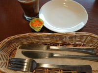 おかわり自由パンケーキセット＠グラッチェガーデンズ お皿 メイプルシロップ フォーク ナイフ ドリンク コーヒー