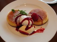 おかわり自由パンケーキセット＠グラッチェガーデンズ いちごとフランボワーズソースのパンケーキ バニラアイス添え