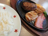 日替わりランチメニュー（ハンバーグ〈130g〉＆チキン＆厚切りベーコン）