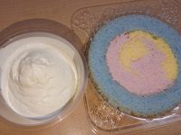 プレミアムカラフルユニコーンロールケーキとプレミアムロールケーキのクリーム