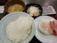 なか卯 目玉焼きベーコン朝定食