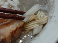 煮干し屋 香良 カラ 東京都 港区  煮干しソバ 麺 チャーシュー タマネギ セメント スープ