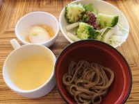 BONSALUTE CAFE（ボンサルーテ・カフェ）＠秋葉原ワシントンホテル（東京都千代田区） サラダ、コーンスープ、うどん