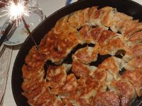 博多劇場 上野広小路店＠東京都文京区 歳の数だけ鉄鍋餃子