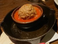 あふれるチーズのアルボンディガス（スペイン風肉団子） スペイン酒場 P 本郷＠東京都文京区