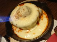 あふれるチーズのアルボンディガス（スペイン風肉団子） スペイン酒場 P 本郷＠東京都文京区