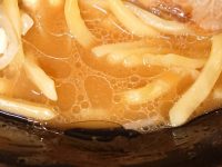 にんにくが決め手!醤油ラーメン@ローソン(LAWSON) スープ 微乳化