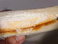 濃厚プリンサンド@ローソン(LAWSON) 取り出し