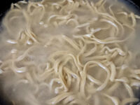 ラーメンエース@東京都八王子市 生麺 茹でる