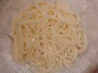 悪魔の冷しうどん ～カレー（華麗）に真っ赤っか（閣下）トマトうどん～＠ローソン パッケージオープン2層目 その2