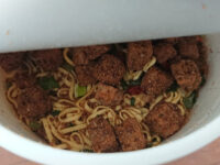 カップヌードル ビッグ 謎肉祭 肉盛りジューシィしょうゆ味＠日清食品 年に1度のCAP NOODLE 謎肉祭 フタオープン