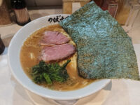 横浜家系ラーメン つばさ家 立川店＠東京都立川市 ラーメン中盛（1.5玉）到着