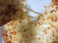 ウルトラチーズ 1KG@ドミノ・ピザ チーズ伸びまくり