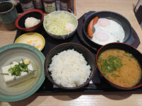 ソーセージエッグ定食(冷奴)・豚汁・ポテトサラダ@松乃家・松のや