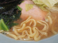 家系らーめん 武将家 外伝＠東京都千代田区 ラーメン（並）+キャベツ増し 麺とチャーシュー