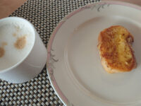 レストランオーク＠エミシア東京立川（東京都立川市） モーニングビュッフェ ホットカフェラテ フレンチトースト