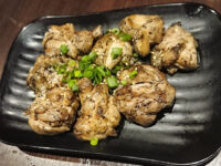 炭火香るじとっこ風特製もも焼き 全品食べ放題飲み放題居酒屋 おすすめ屋 神田店＠東京都千代田区