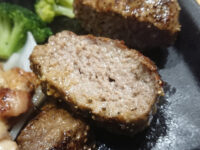 いきなりステーキ 東京八重洲地下街店＠東京都中央区 グリルチキンステーキ（220g）トッピングハンバーグ（150ｇ） 一刀両断