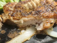 いきなりステーキ 東京八重洲地下街店＠東京都中央区 グリルチキンステーキ（220g）トッピングハンバーグ（150ｇ） 一刀両断