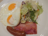 目玉焼き＆ベーコンソーセージセット＠ガスト ドレッシング無し