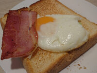 目玉焼き＆ベーコンソーセージセット＠ガスト 目玉焼きとベーコンを乗せてサンド