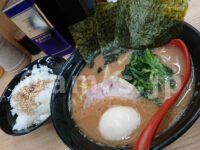 横浜ラーメン 武蔵家 御茶ノ水店＠東京都千代田区 半熟味玉ラーメン並 ライス