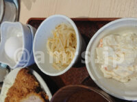 ポテトサラダ、生卵、もやしナムル とんかつは飲み物。 新宿店@東京新宿区 トッピング 3種類