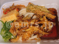 丸亀うどん弁当 2種の天ぷらと定番おかずのうどん弁当＠丸亀製麺 つゆ入れ 完成