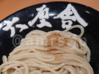 六厘舎＠東京ラーメンストリート 朝つけめん 並 魚粉 麺