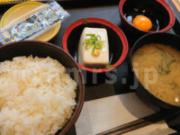 玉子かけごはん定食（選べる小鉢 冷奴）＠松乃家・松のや 玉子かけごはん定食