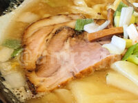 すごい煮干ラーメン凪 新宿ゴールデン街店 本館＠東京都新宿区 ラーメン中盛 塩 麺カタめ いったん麺マシ 魚唐辣油 後普通 チャーシュー