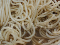 中華そば いづる＠東京都港区 味玉煮干しそば 村上朝日製麺製のストレート中細麺