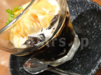 肉匠坂井 入間店@埼玉県入間市 食べ放題ランチコース クラッシュ珈琲ゼリーとバニラアイス カラメルソースがけ サイドビュー