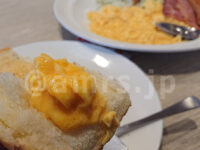 スクランブルエッグ＆ベーコンソーセージセット＠ガスト トースト スクランブルエッグ乗せ