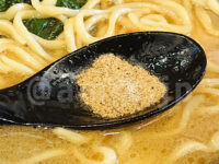 横浜家系 まるに家＠東京都八王子市 小ライス ラーメン並 魚粉