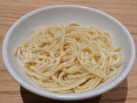 ラーメン大戦争 神田店＠東京都千代田区 「人類みな麺類」系列 関西だし醤油ラーメン ピストル 全粒粉入り自家製ストレート中細麺 替玉