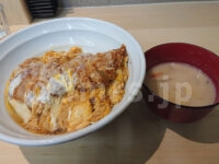 とんかつ檍のカレー屋 いっぺこっぺ 新橋店＠東京都港区 檍のかつ丼（味噌汁付き）