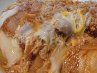 とんかつ檍のカレー屋 いっぺこっぺ 新橋店＠東京都港区 檍のかつ丼（味噌汁付き） シズル感