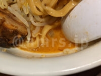 ラーメン雷 東京本丸店＠グランスタ東京（東京都千代田区） 汁無しそば 生卵付き ミニ（150g） 野菜ちょいマシ スープ