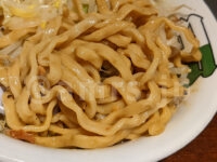 ラーメン雷 東京本丸店＠グランスタ東京（東京都千代田区） 汁無しそば 生卵付き ミニ（150g） 野菜ちょいマシ 心の味食品製のちぢれ平打太麺