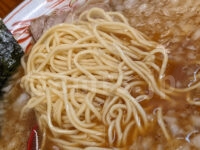 中華そば 吾衛門（ゴエモン）＠東京都八王子市 中華そば 玉ネギ多め 若干ちぢれめな細麺