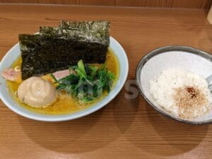 家系らーめん 武将家 外伝＠東京都千代田区 ラーメン 並 ライス（少なめ） くずれ味玉