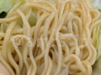 ラーメン 堀田家＠東京都千代田区  朝ラーメン・キャベツ味玉入り 酒井製麺製のちぢれ中太麺