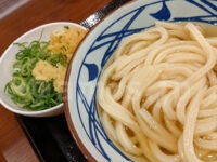 かけうどん（並）・ちくわ天・半熟たまご天・かしわ天＠丸亀製麺 ネギ、揚げ玉、おろしショウガ フリートッピング