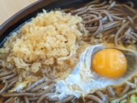 じんそば 西八王子店＠東京都八王子市 かけそば・大盛り・生玉子・たぬき（揚げ玉）