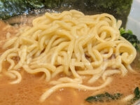 らーめん 尾又家＠東京都八王子市 ラーメン並+ライス（少なめ） 酒井製麺製のちぢれ太麺