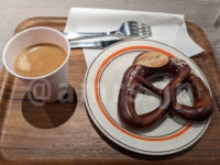 le petit IMBISS（ル プティ インビス）＠エキュートエディション新橋（東京都港区） プレッツェル（プレーン）+コーヒーセット