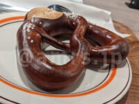 le petit IMBISS（ル プティ インビス）＠エキュートエディション新橋（東京都港区） プレッツェル（プレーン）+コーヒーセット プレッツェルアップ