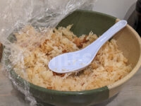  TOMBO（トンボ）＠東京都港区 とり天ちくわ天うどん 温 （並） 揚げ玉