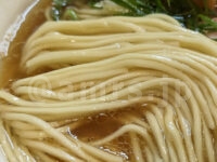 麺笑巧真＠東京都八王子市 醤油らーめん ストレート中細麺